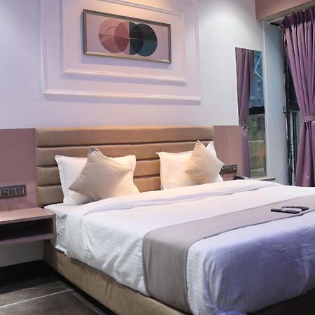 Hotel Czar Inn Surat Exterior photo